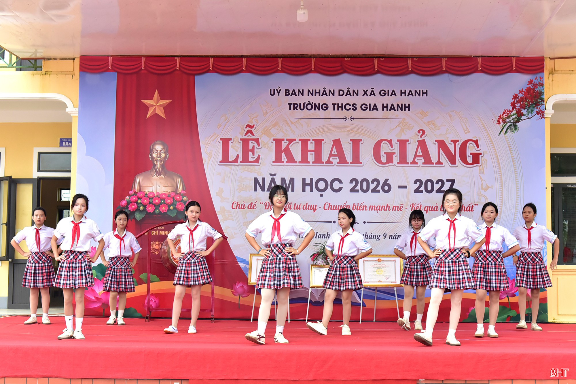 Văn nghệ chào mừng lễ khai giảng năm học mới do học sinh Trường THCS Gia Hanh biểu diễn.