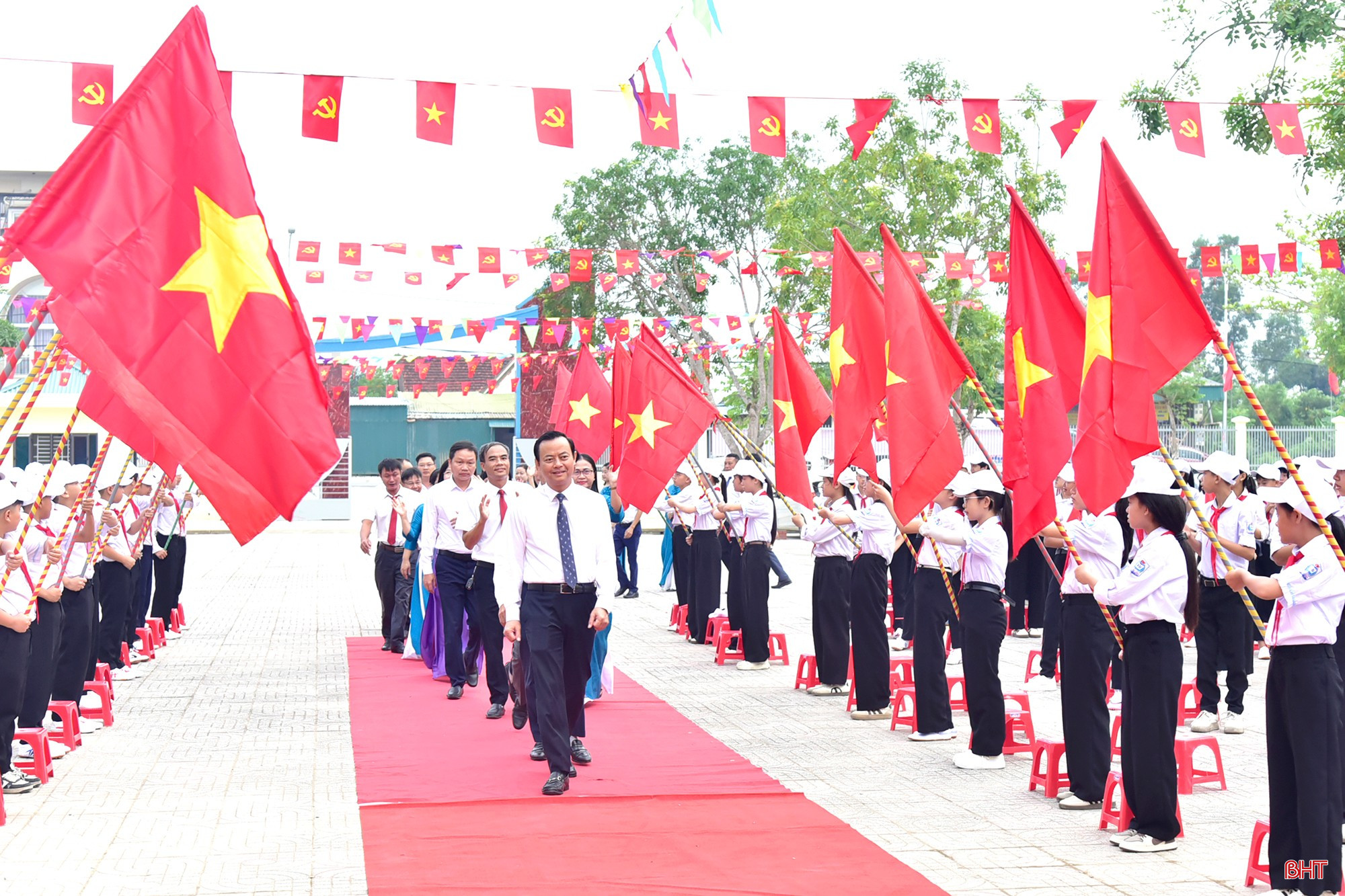 Đồng chí Hà Văn Hùng - Ủy viên BTV Tỉnh ủy, Trưởng ban Tuyên giáo và Dân vận Tỉnh ủy và đại biểu dự lễ khai giảng năm học mới 2026-2027.