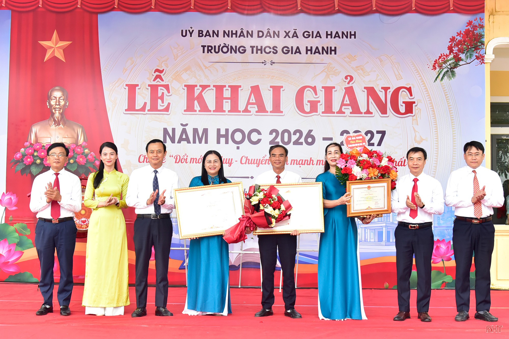 Đồng chí Hà Văn Hùng - Trưởng ban Tuyên giáo và Dân vận Tỉnh ủy trao bằng khen của UBND tỉnh cho Trường THCS Gia Hanh vì đã có thành tích xuất sắc trong công tác dạy và học; bằng công nhận đạt chuẩn quốc gia mức độ 2 và công nhận đạt kiểm định chất lượng giáo dục mức độ 3.