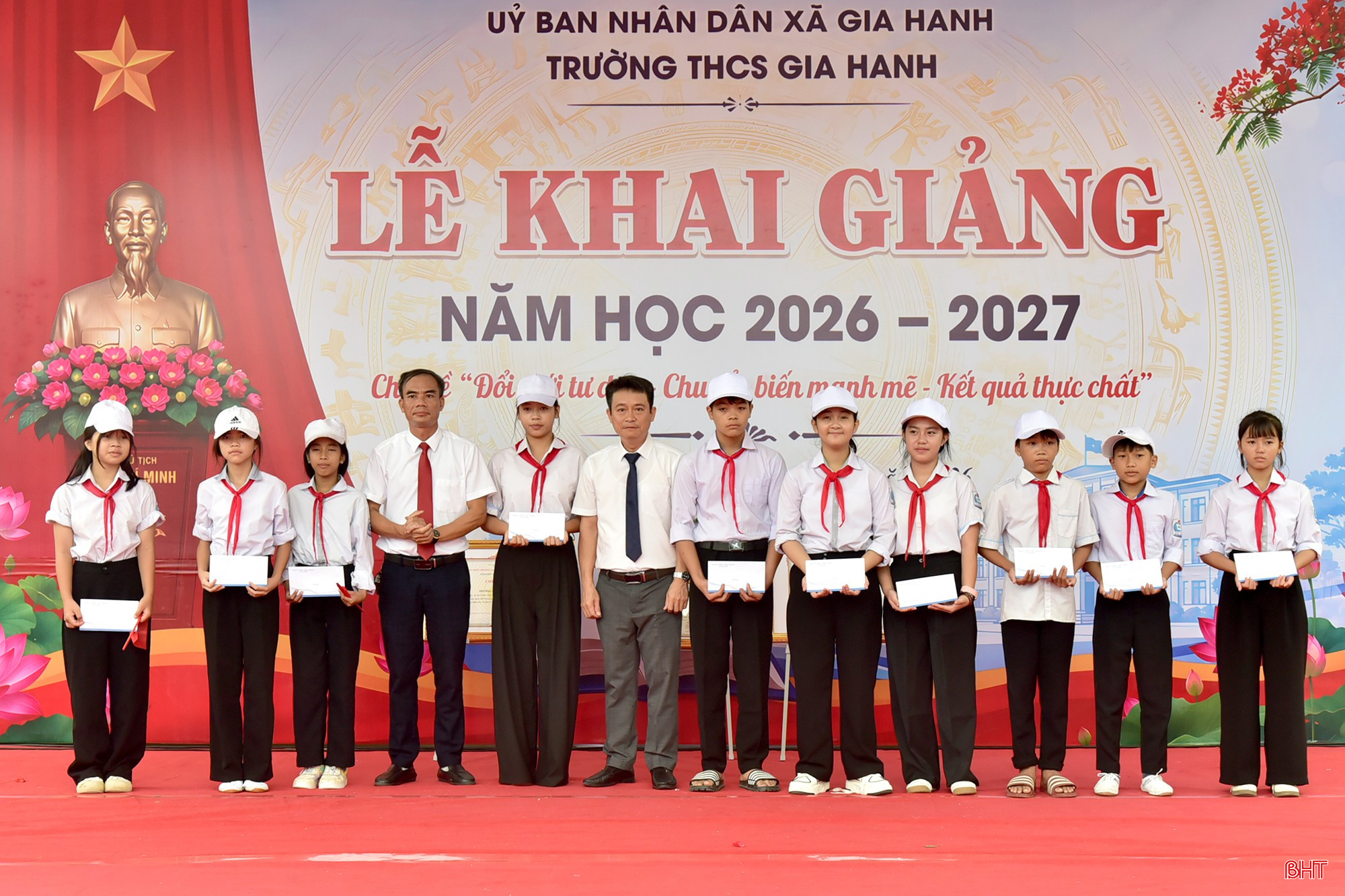 Dịp này, lãnh đạo xã Gia Hanh và Trường THCS Gia Hanh trao quà cho học sinh hoàn cảnh khó khăn vươn lên học giỏi.