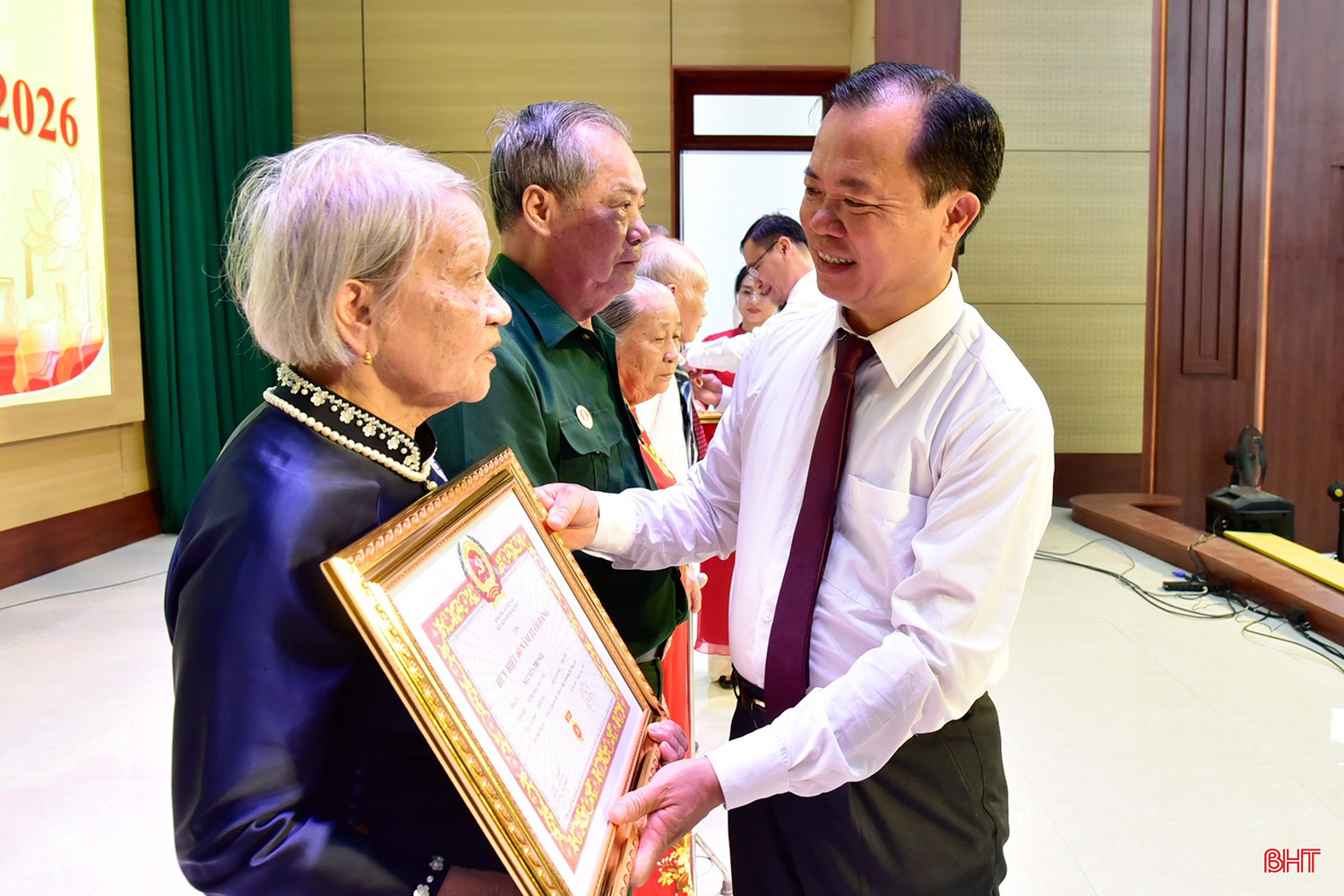 Bí thư Đảng ủy phường Bắc Hồng Lĩnh Nguyễn Thăng Long trao Huy hiệu 60 năm tuổi Đảng cho đảng viên.