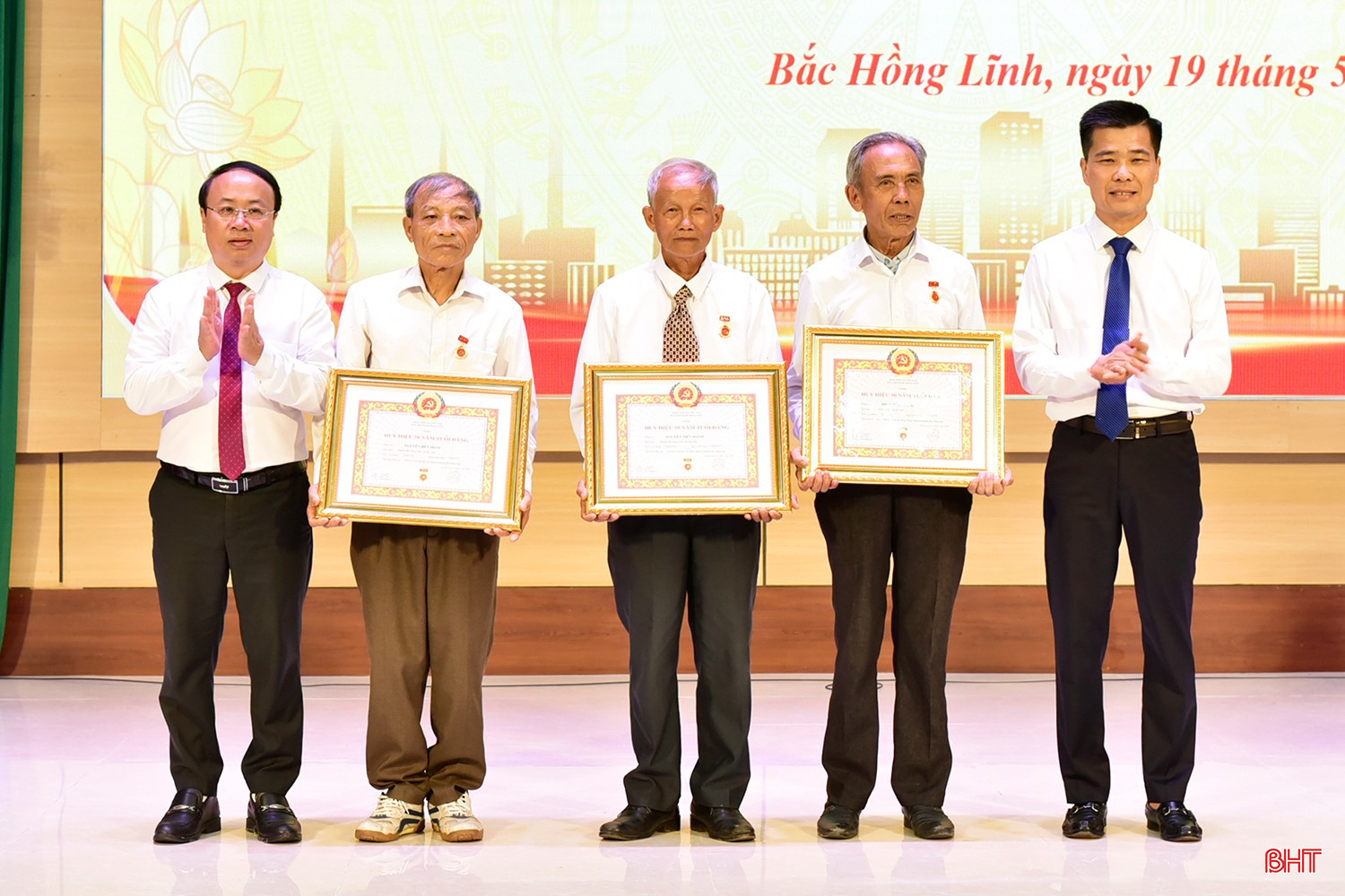 Lãnh đạo phường Bắc Hồng Lĩnh trao Huy hiệu 50 năm tuổi Đảng cho đảng viên.