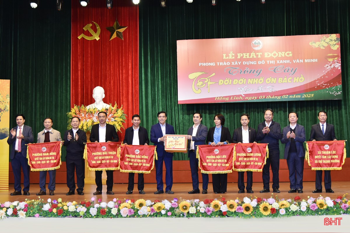 Lãnh đạo tỉnh và TX Hồng Lĩnh trao cờ quyết tâm xây dựng đô thị "sáng - xanh- sạch - đẹp - văn minh" cho các địa phương.