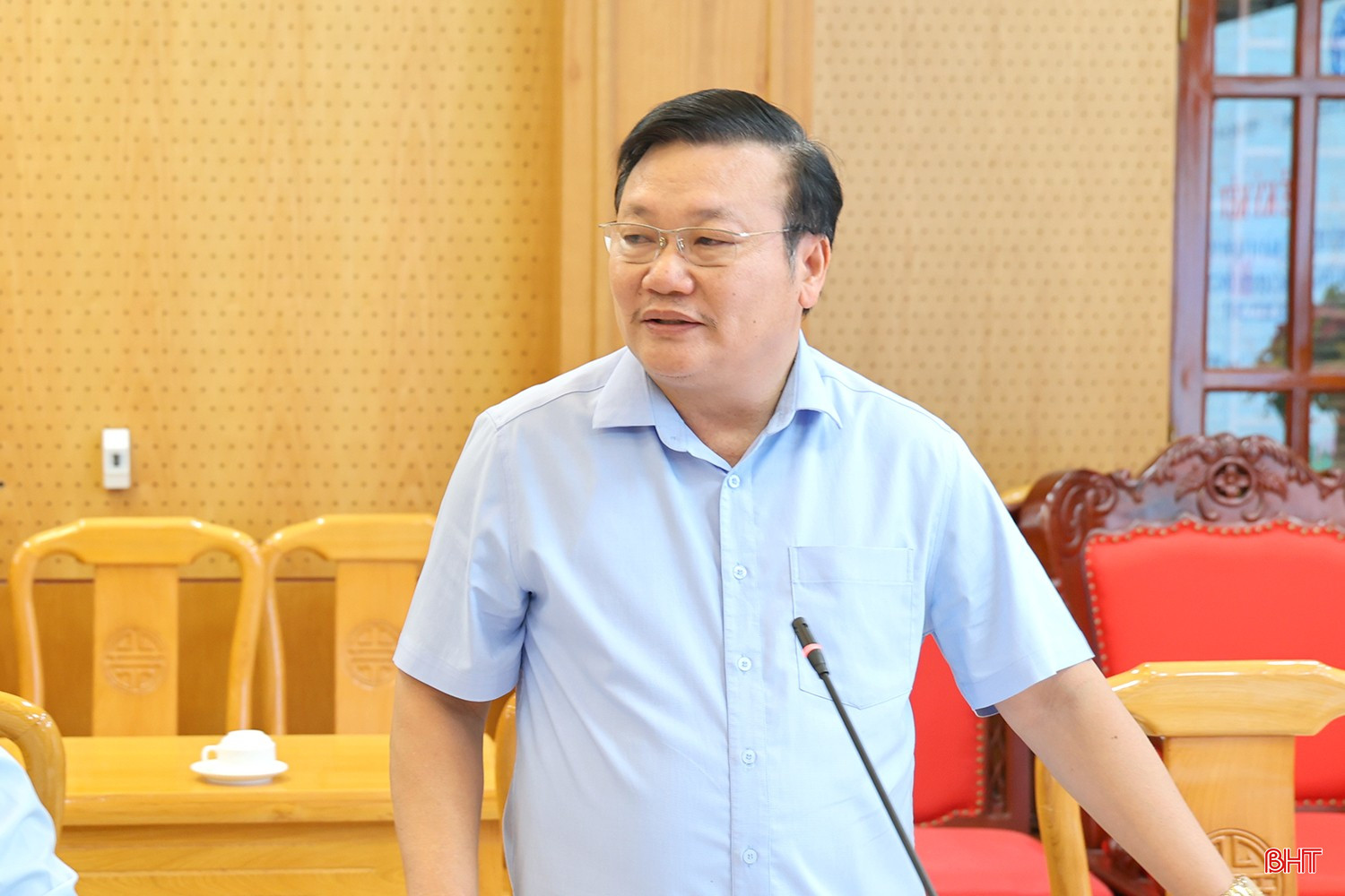 Phó Giám đốc BHXH tỉnh Phan Văn Anh trao đổi tại lễ ký kết.
