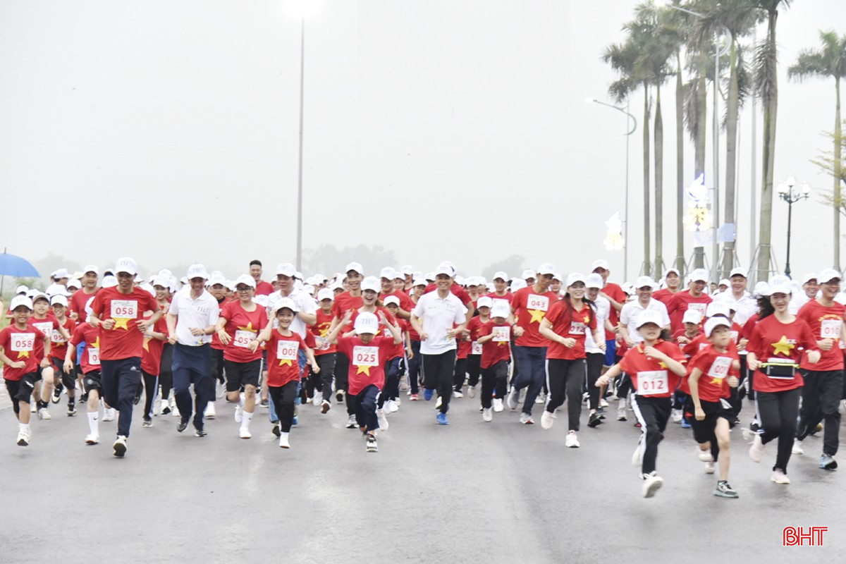 Hơn 400 VĐV là học sinh tiểu học và phụ huynh, học sinh cấp THCS và giáo viên đến từ các trường tiểu học, THCS trên địa bàn thị xã Hồng Lĩnh đã tham gia giải chạy học sinh “S-Race 2025”.
