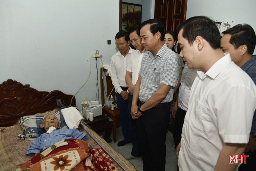 Đoàn thăm hỏi, động viên và tặng quà gia đình ông Kiều Đình Chiểu...