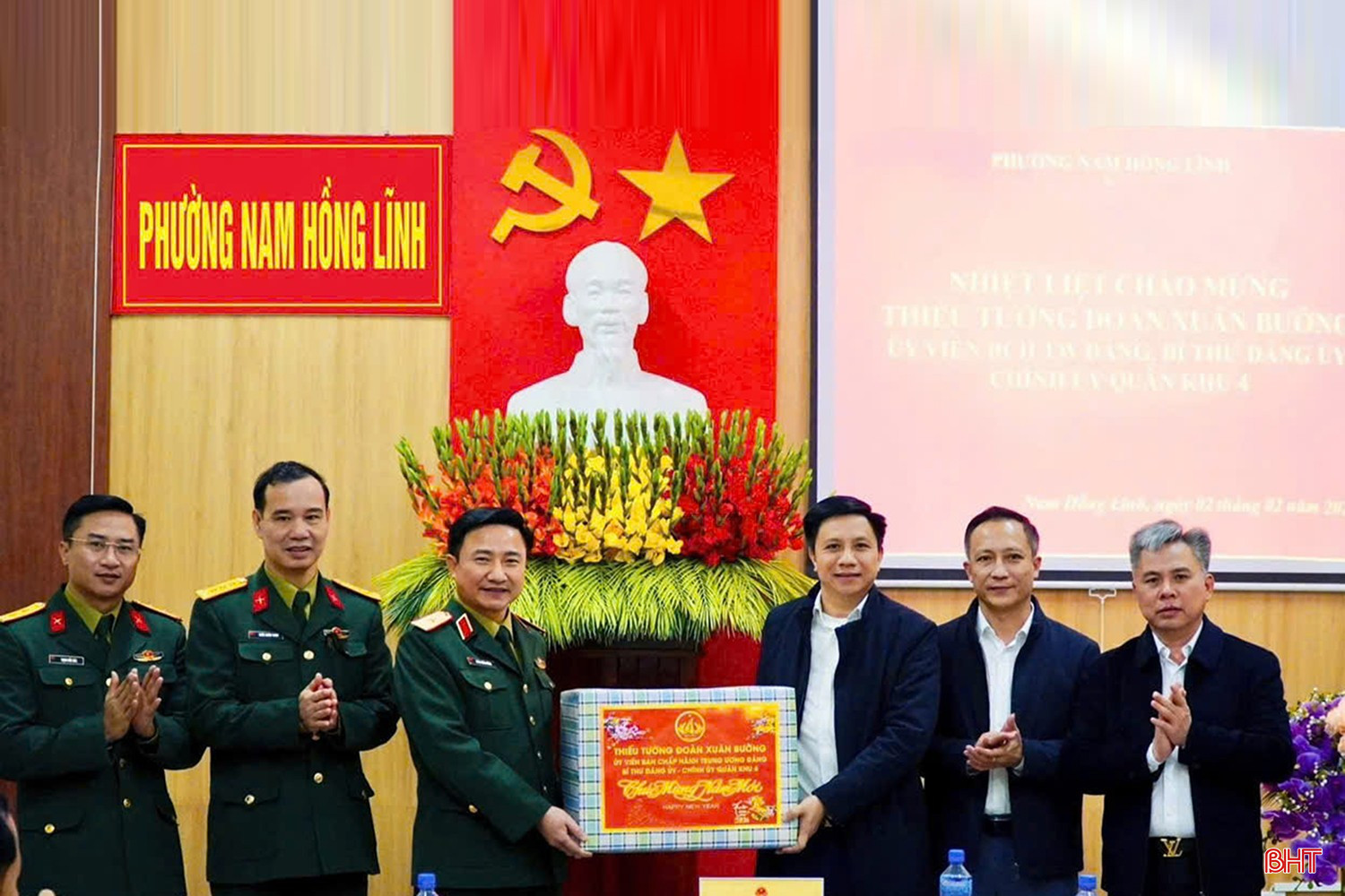 Thiếu tướng Đoàn Xuân Bường tặng quà, chúc Tết cấp ủy, chính quyền phường Nam Hồng Lĩnh.