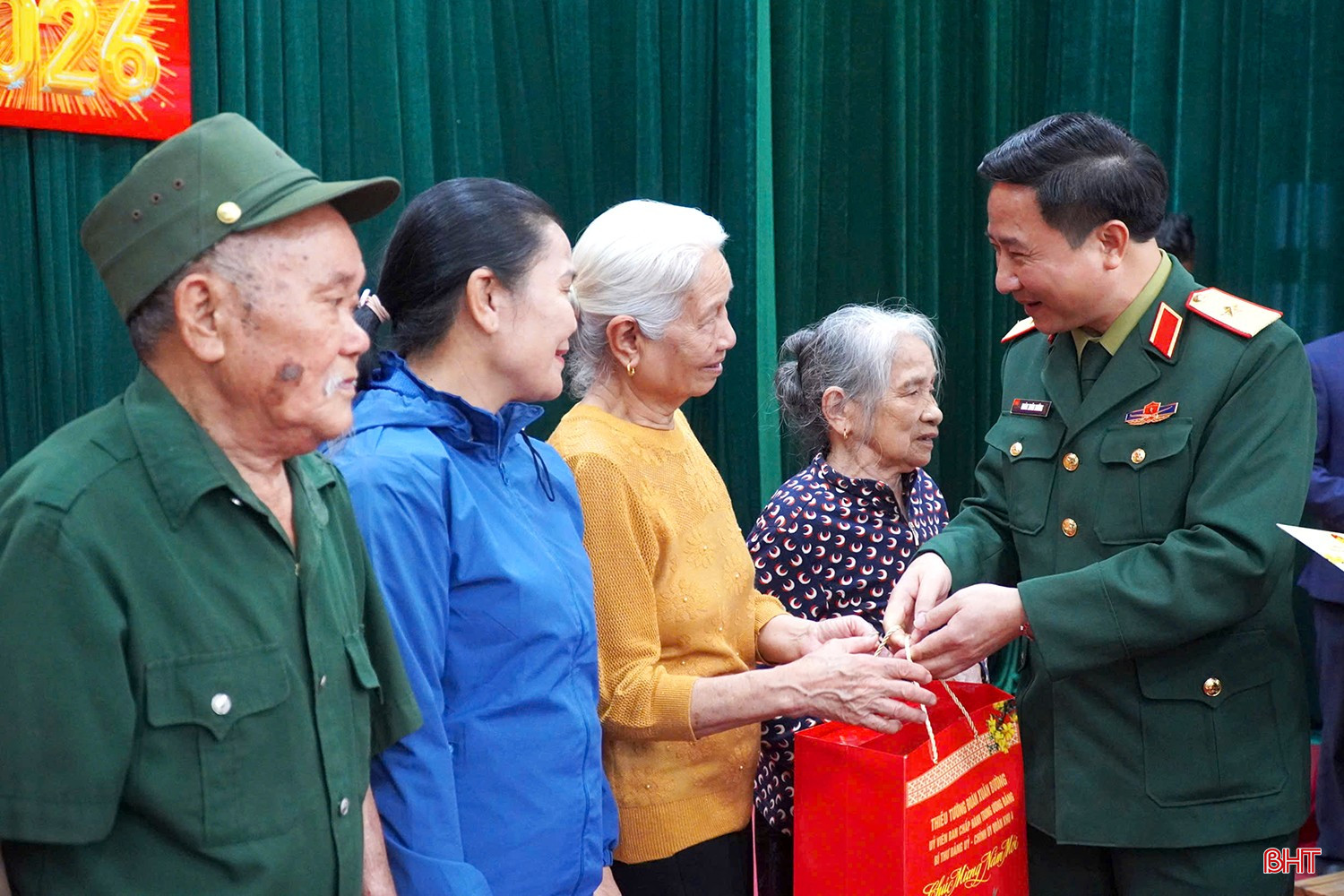 Thiếu tướng Đoàn Xuân Bường trao 25 suất quà Tết ...