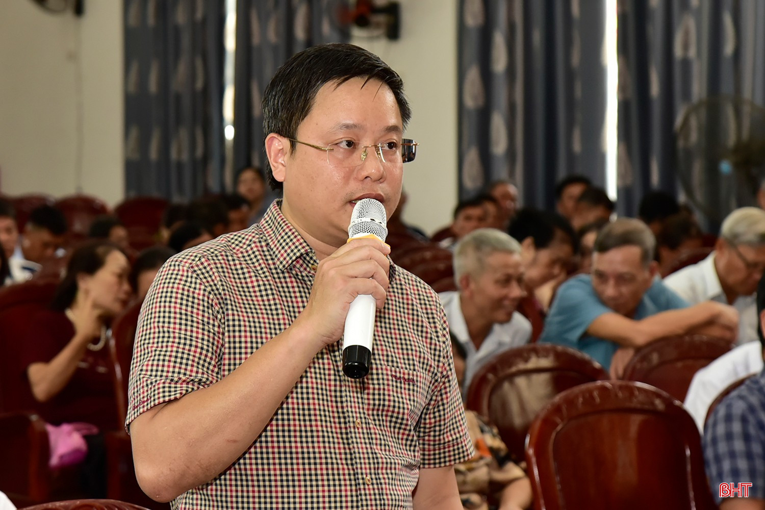 Cử tri Trần Tuấn Khoa – Phó Chủ tịch UBND xã Hương Sơn kiến nghị các nội dung về đầu tư nâng cấp, mở rộng quốc lộ 8.