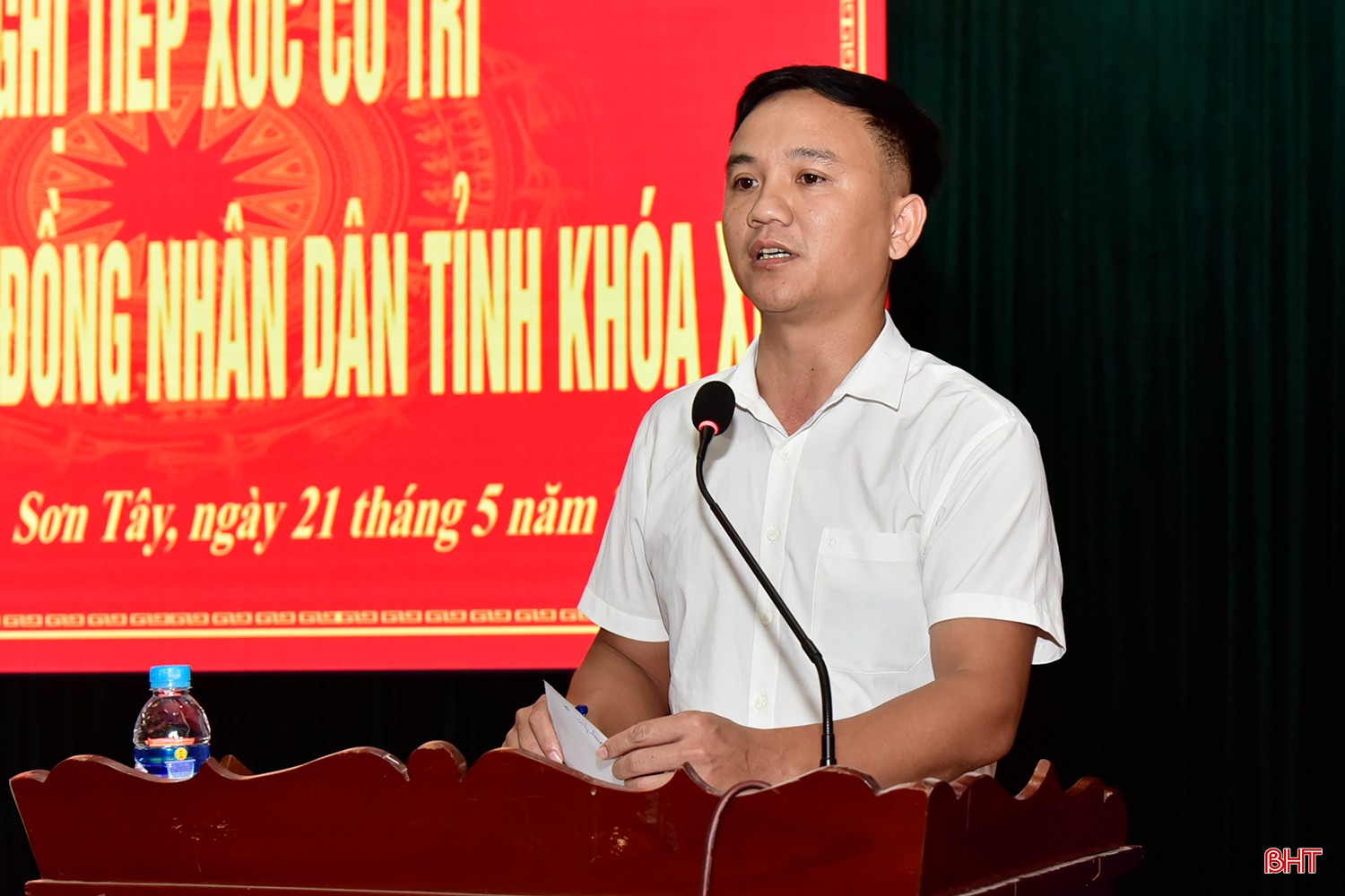 Cử tri Nguyễn Quốc Phong - Phó Chủ tịch HĐND xã Sơn Kim 1 kiến nghị một số nội dung tại hội nghị.