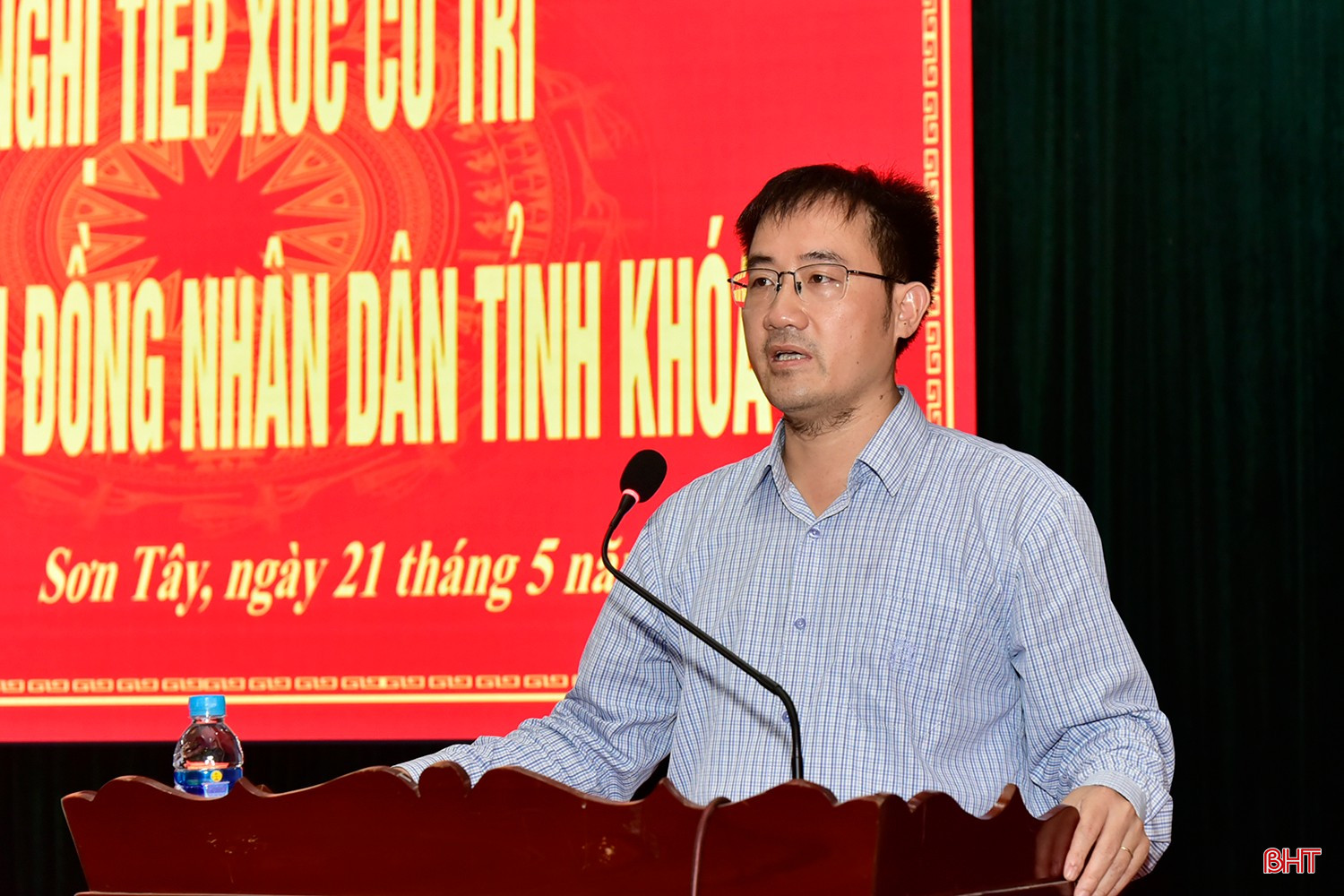 Ông Nguyễn Thanh Hải - Phó Giám đốc Sở NN&amp;MT trao đổi một số ý kiến, kiến nghị của cử tri.