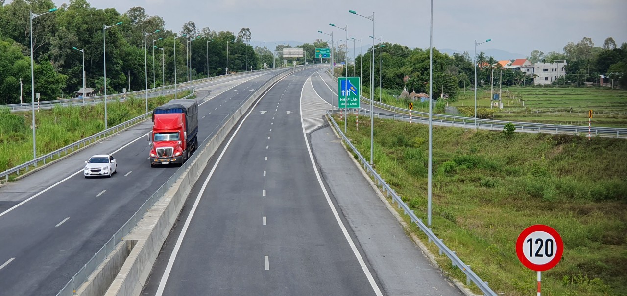 Đầu tư công cao tốc đoạn Bãi Vọt - Vũng Áng: Cần thiết và cấp bách
