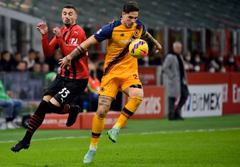 Roma nhận 2 thẻ đỏ trong trận thua Milan 