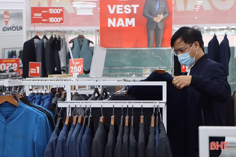 Cửa hàng thời trang ở Hà Tĩnh “đua” khuyến mãi lớn dịp Tết Nguyên đán