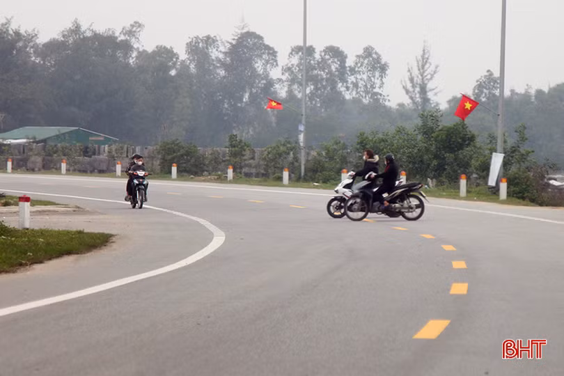 Vi phạm ATGT vẫn tràn lan trên tuyến đường ven biển Hà Tĩnh