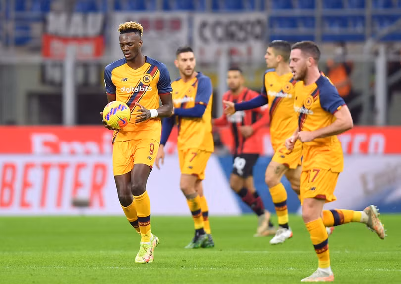 Roma nhận 2 thẻ đỏ trong trận thua Milan 