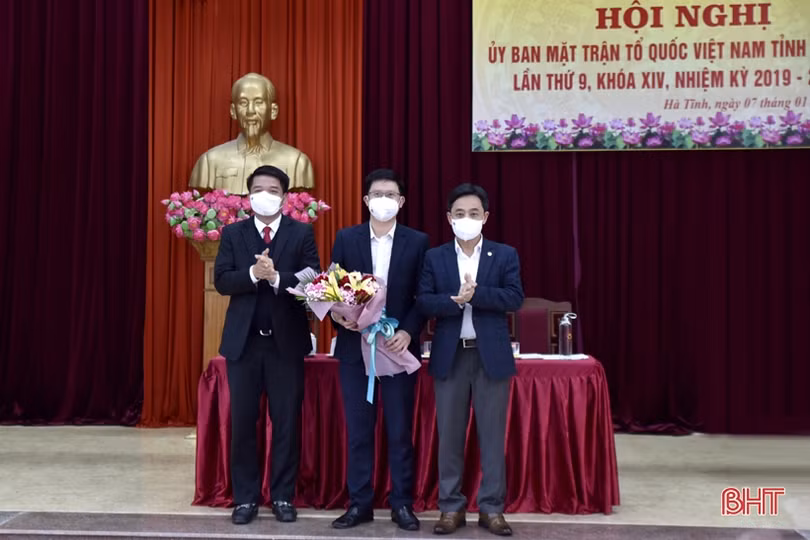 Ủy ban MTTQ Việt Nam tỉnh Hà Tĩnh được Trung ương tặng cờ đơn vị xuất sắc