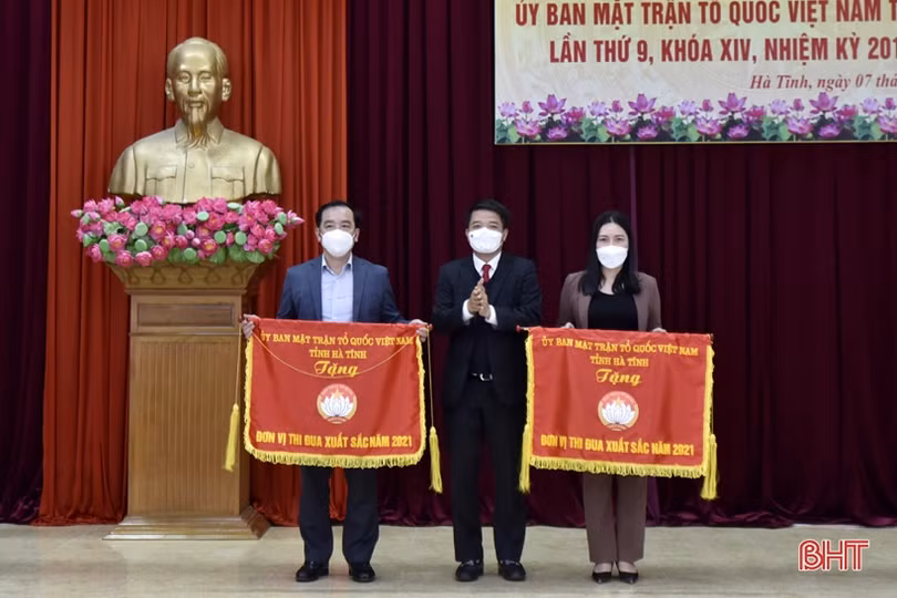 Ủy ban MTTQ Việt Nam tỉnh Hà Tĩnh được Trung ương tặng cờ đơn vị xuất sắc