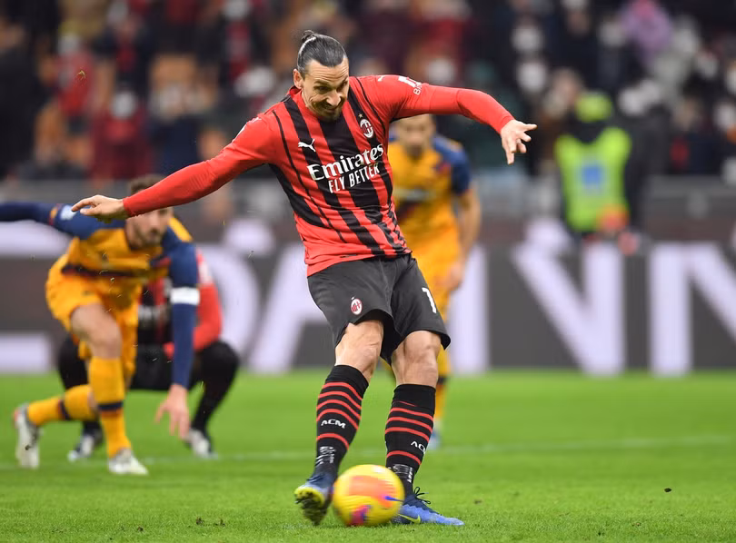 Roma nhận 2 thẻ đỏ trong trận thua Milan 