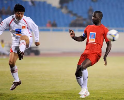 Andy Cole vẫn thể hiện được kỹ năng ghi bàn bằng đầu. Ảnh: Hoàng Hà.
