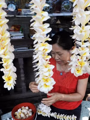 Giao thừa trong Tết Lào được hiểu là sau thời gian làm lễ tắm Phậtt. Vị trông coi chùa tháp That Luông (Viên Chăn) tắm vào buổi sáng trước khi sắp lễ. Lễ tắm Phật. Người Lào thường dùng nước để tắm cho tượng Phật hoặc ban nước thơm cho các du khách tắm tượng Phật trong các ngôi chùa. Biểu diễn trên đường phố. Tất cả các cuộc vui chơi, lễ hội được tổ chức theo truyền thống tôn giáo. Vòi phun nước công cộng cũng trở thành nơi vầy nước của trẻ em Các sư đi té nước và bị té nước trên đường phố. Ai cũng ướt sũng. Té nước để cầu may mắn, bình yên cho cả năm. Hoa Chămpa và hoa Muồng vàng là hai loài hoa phổ biến vào dịp Tết Lào. Hoa Chăm pa được kết vòng đeo cổ hoặc cài lên tóc, hoa muồng vàng được treo trên cửa kính ôtô, xe máy và cả xe lam.