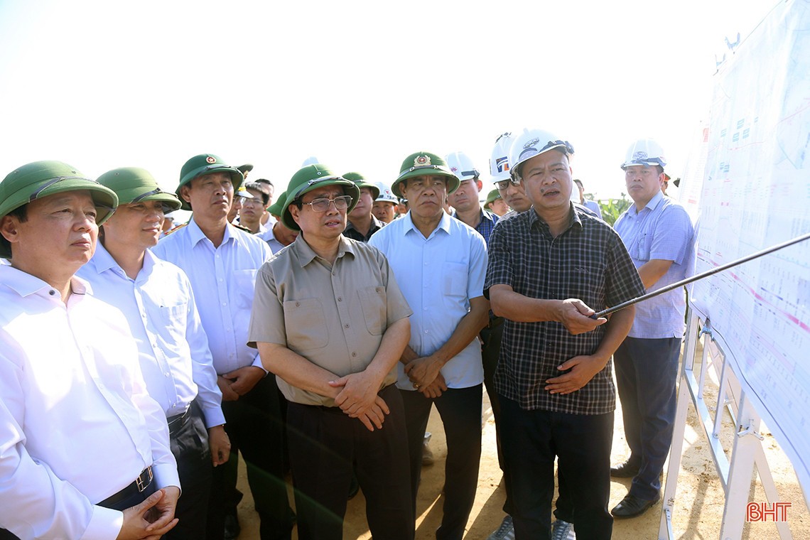 Thủ tướng Chính phủ Phạm Minh Chính và đoàn công tác Trung ương, lãnh đạo tỉnh kiểm tra tiến độ thi công cao tốc Bãi Vọt - Hàm Nghi (ảnh tư liệu).