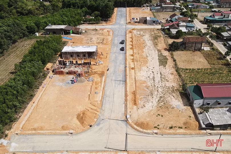 Nhộn nhịp xây nhà cửa tại các khu tái định cư cao tốc Bắc - Nam ở Hà Tĩnh