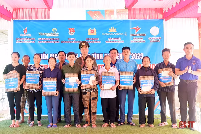 Hơn 400 triệu đồng từ chương trình “Hành trình về quê hương cách mạng” đến với Hà Tĩnh