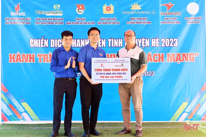 Hơn 400 triệu đồng từ chương trình “Hành trình về quê hương cách mạng” đến với Hà Tĩnh