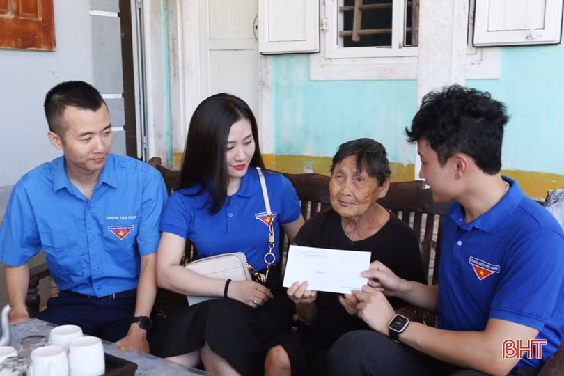Khám, chữa bệnh và tặng quà cho người có công ở Cẩm Xuyên