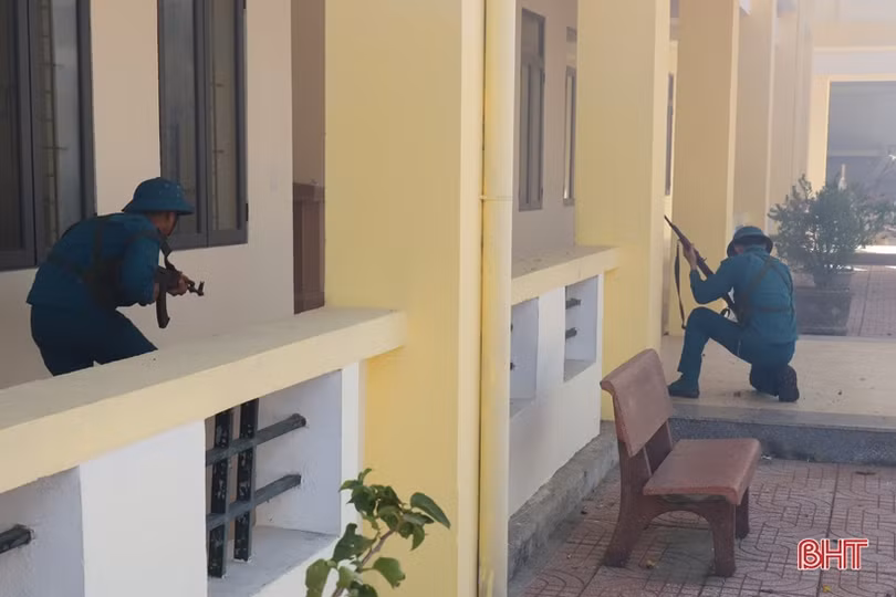 “Nghẹt thở” với màn diễn tập giải cứu con tin ở Hương Sơn