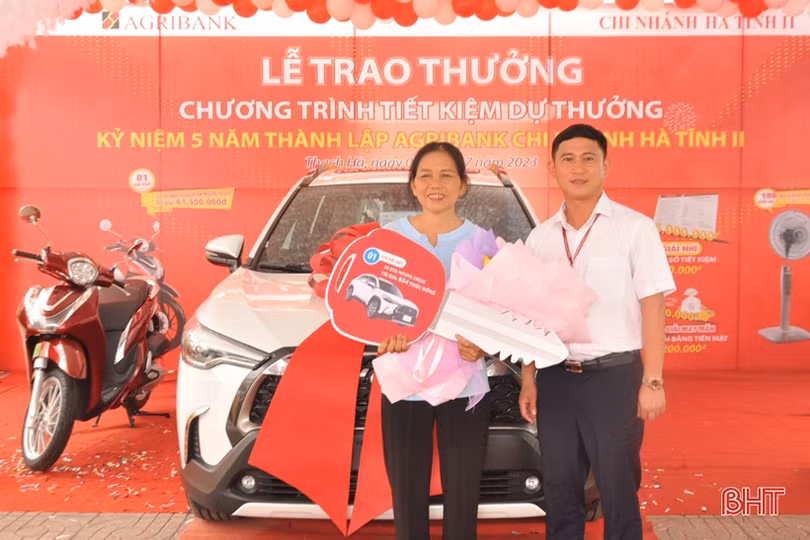 Agribank Hà Tĩnh II trao ô tô cho khách hàng trúng thưởng