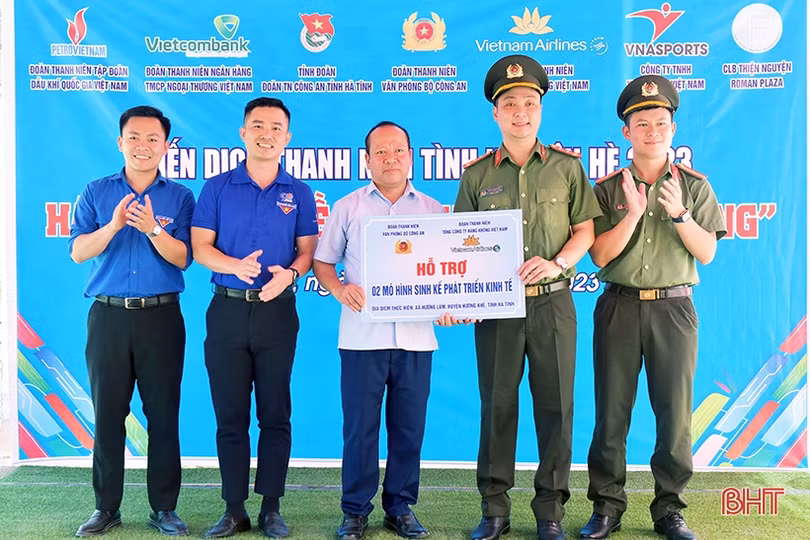 Hơn 400 triệu đồng từ chương trình “Hành trình về quê hương cách mạng” đến với Hà Tĩnh