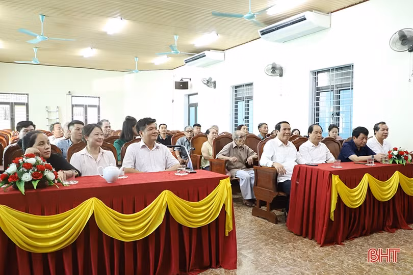 Hội Người cao tuổi Việt Nam tặng quà người cao tuổi có công ở TP Hà Tĩnh