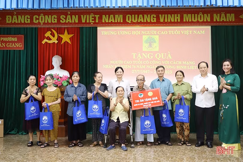 Hội Người cao tuổi Việt Nam tặng quà người cao tuổi có công ở TP Hà Tĩnh