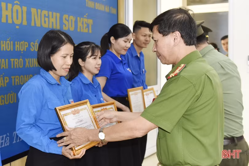 Khen thưởng 35 tập thể, cá nhân trong vận động kích hoạt tài khoản định danh điện tử
