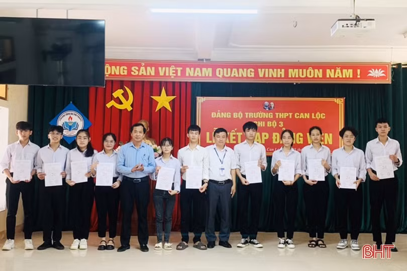 Hà Tĩnh quan tâm tạo nguồn phát triển đảng từ học sinh trung học phổ thông