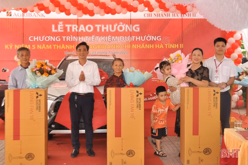 Agribank Hà Tĩnh II trao ô tô cho khách hàng trúng thưởng