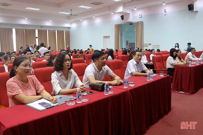 Trường Đại học Hà Tĩnh trao bằng tốt nghiệp cho 139 sinh viên