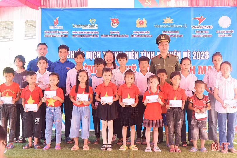 Hơn 400 triệu đồng từ chương trình “Hành trình về quê hương cách mạng” đến với Hà Tĩnh