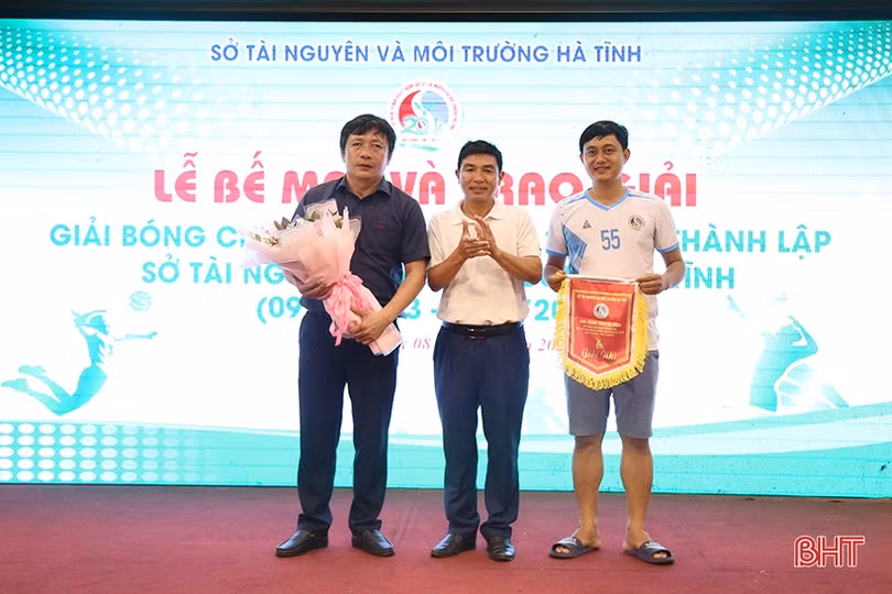 Sở TN&MT vô địch giải bóng chuyền nam mừng 20 năm thành lập 