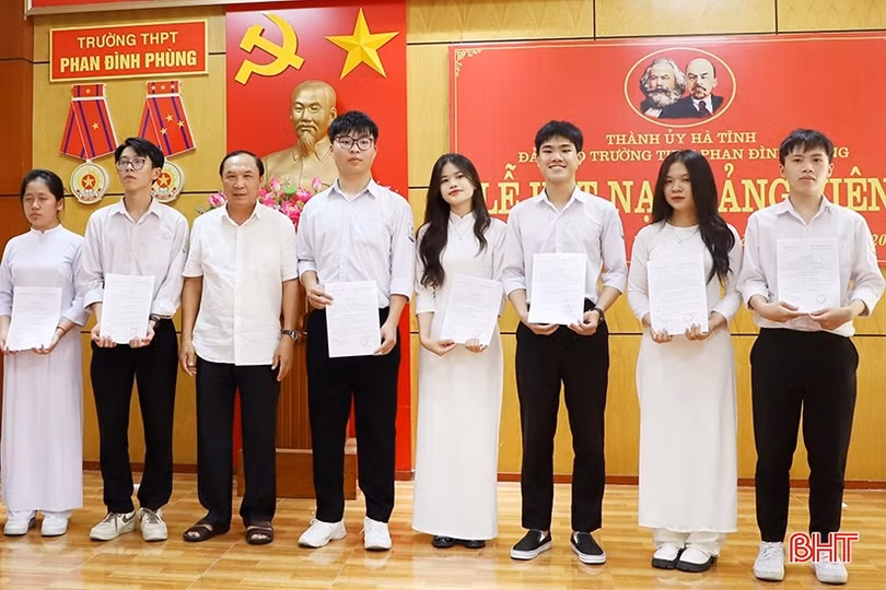 Hà Tĩnh quan tâm tạo nguồn phát triển đảng từ học sinh trung học phổ thông