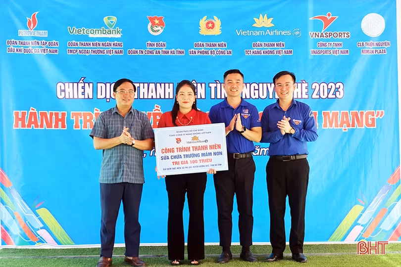 Hơn 400 triệu đồng từ chương trình “Hành trình về quê hương cách mạng” đến với Hà Tĩnh