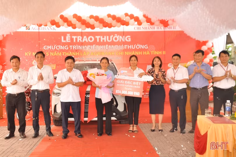 Agribank Hà Tĩnh II trao ô tô cho khách hàng trúng thưởng