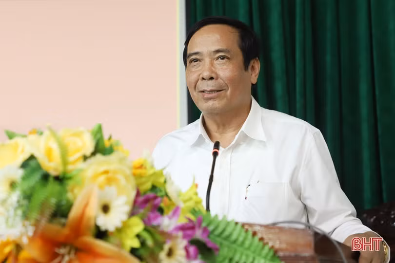 Hội Người cao tuổi Việt Nam tặng quà người cao tuổi có công ở TP Hà Tĩnh