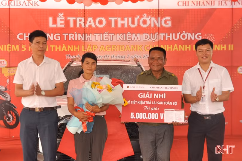Agribank Hà Tĩnh II trao ô tô cho khách hàng trúng thưởng