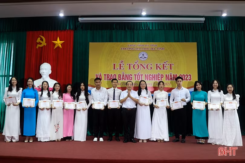 Trường Đại học Hà Tĩnh trao bằng tốt nghiệp cho 139 sinh viên