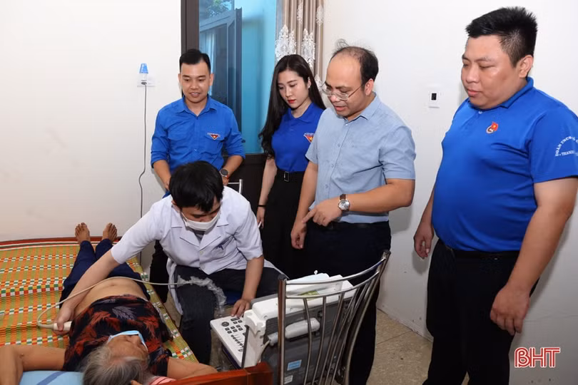 Khám, chữa bệnh và tặng quà cho người có công ở Cẩm Xuyên