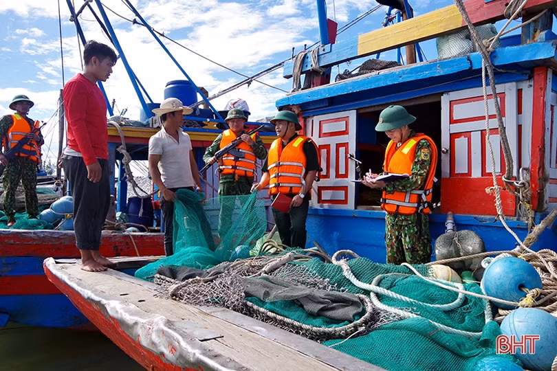Tạm giữ cặp tàu cá đánh bắt trái phép tại vùng biển Nghi Xuân