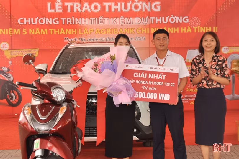 Agribank Hà Tĩnh II trao ô tô cho khách hàng trúng thưởng